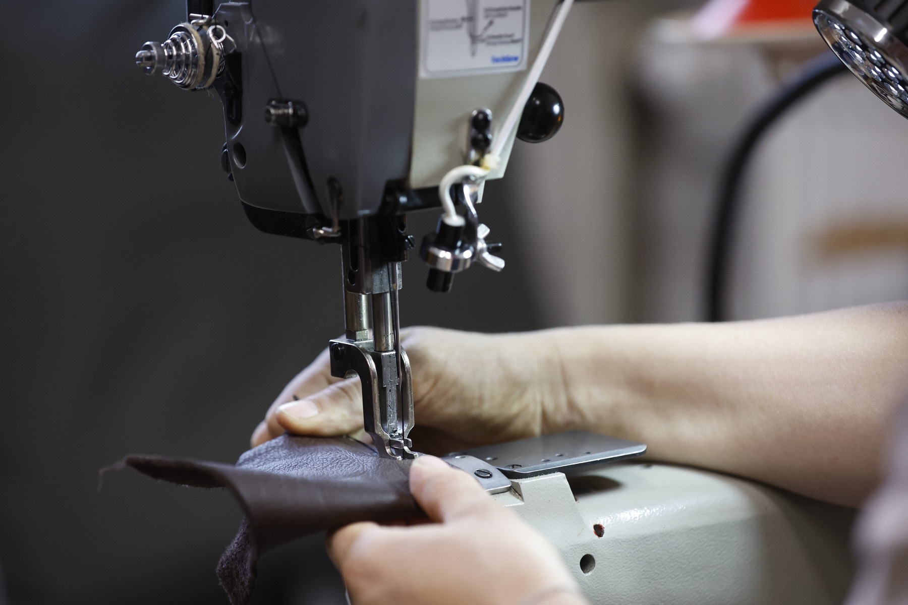 Industrienähmaschine mit dunklem Leder