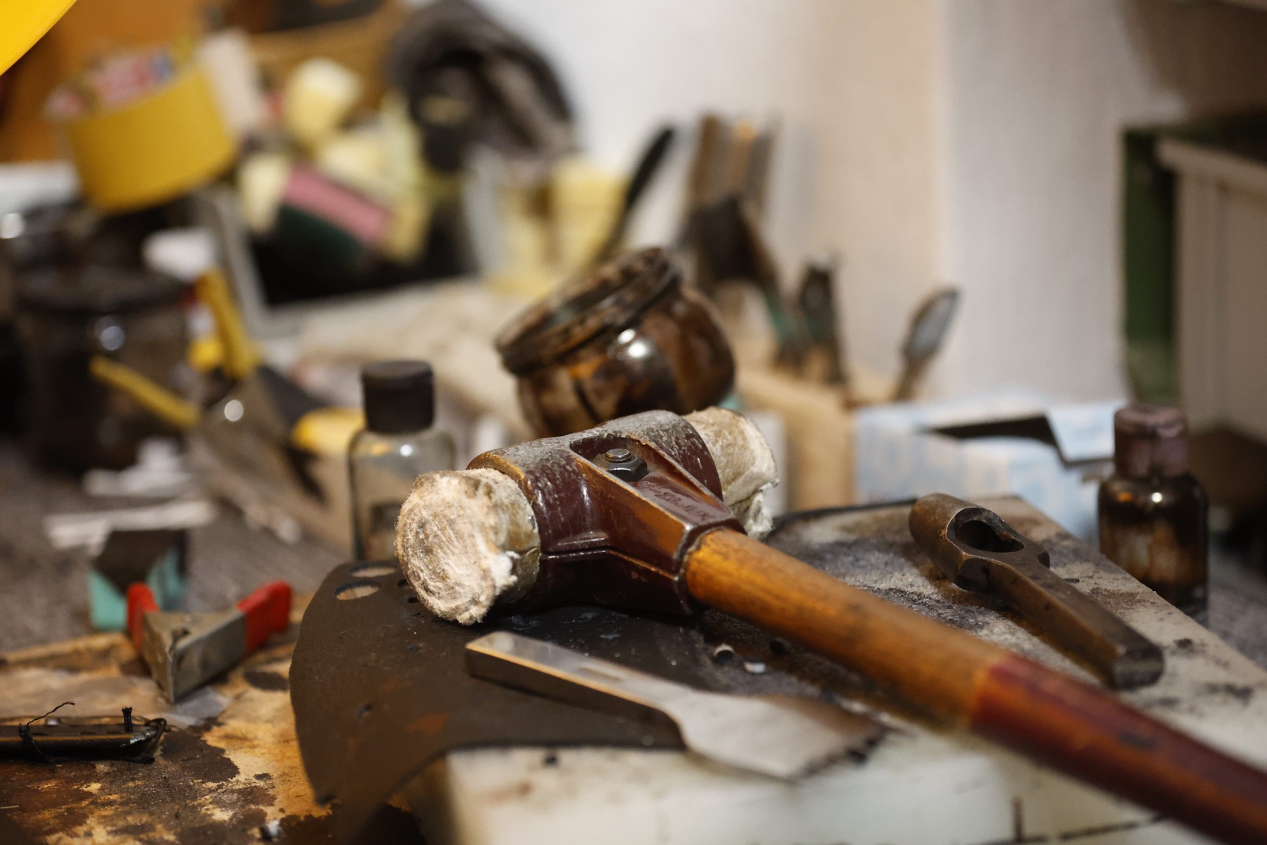 Schonhammer und Lochwerkzeug auf dem Werktisch