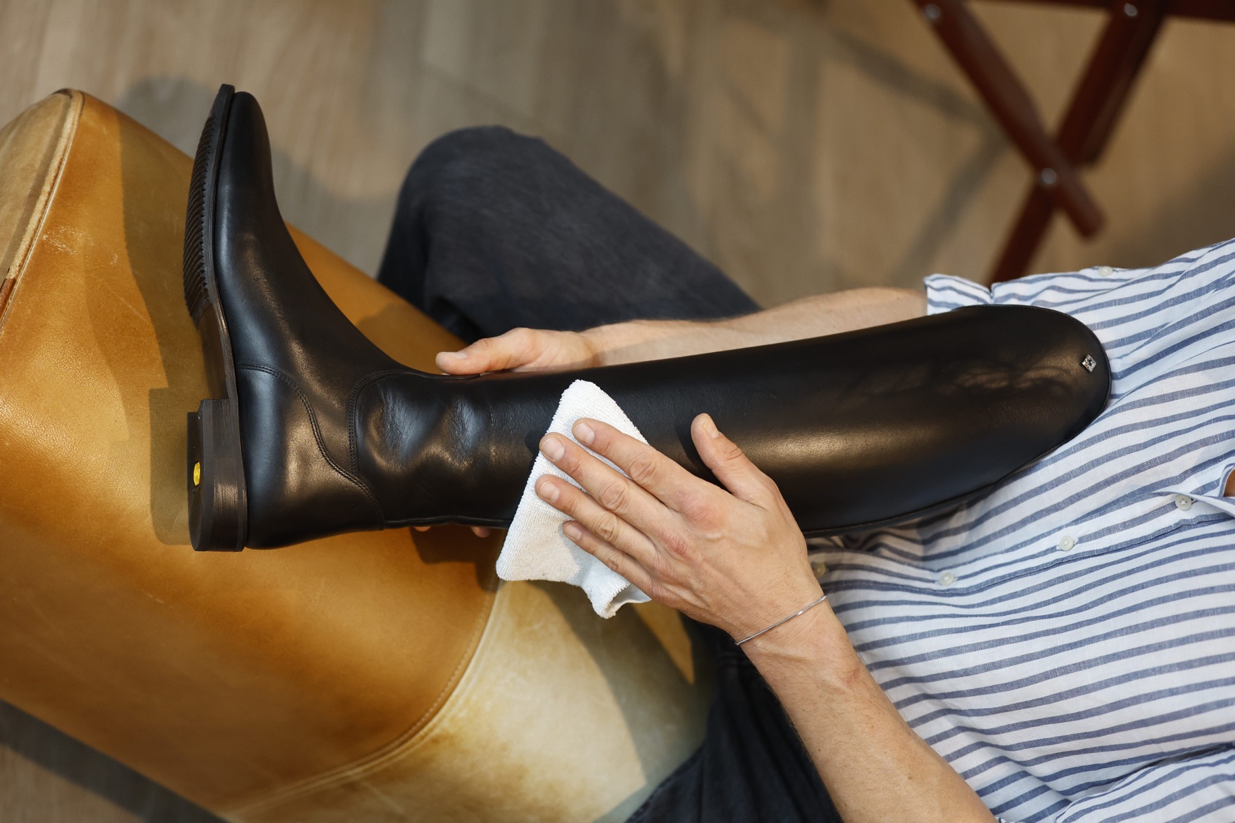 Schwarzer Reitstiefel wird poliert
