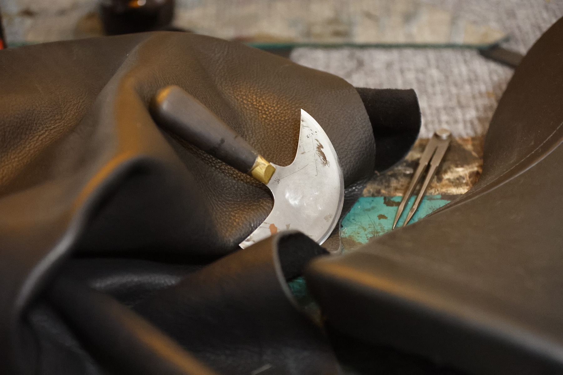 Rundmesser und Stechzirkel auf gefaltetem Leder